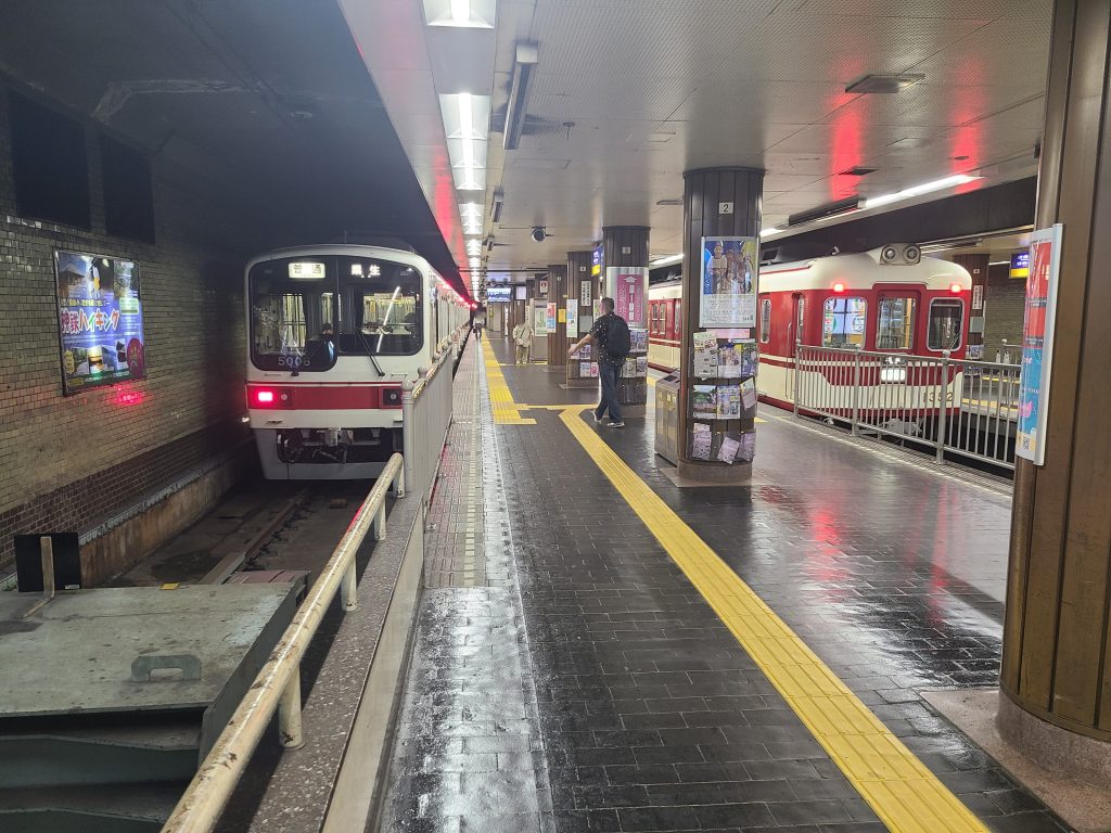 神戸高速鉄道新開地駅（神戸電鉄乗り場）に停車する普通：粟生ゆきと準急三田ゆき