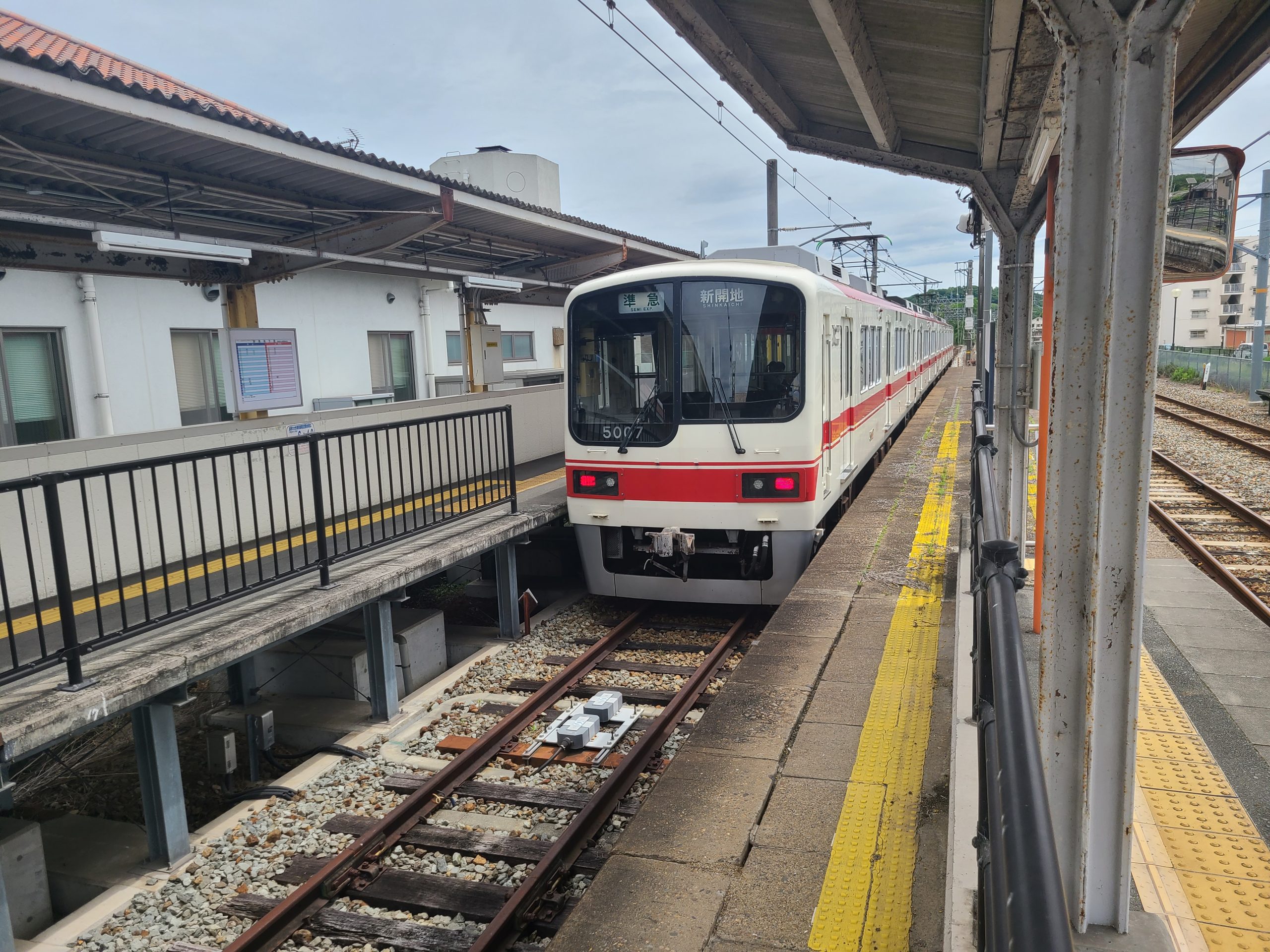 粟生駅に停車する神戸電鉄新開地ゆき