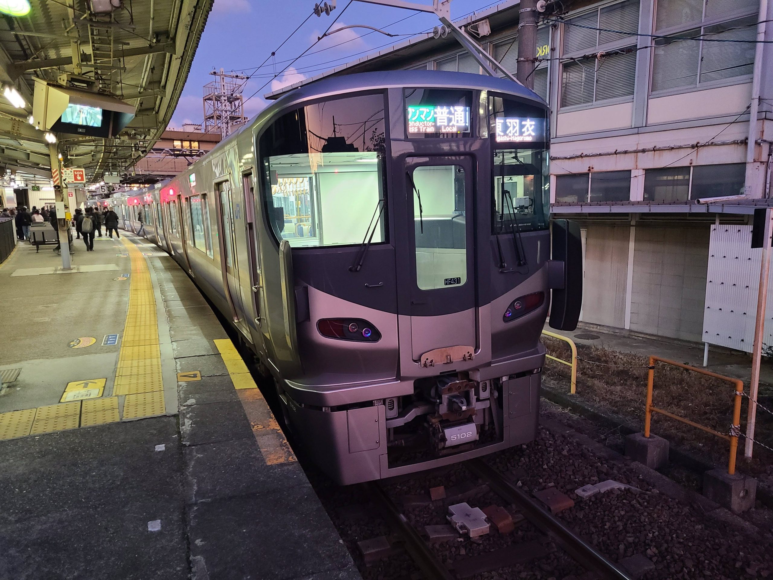 鳳駅に停車する羽衣支線東羽衣ゆき