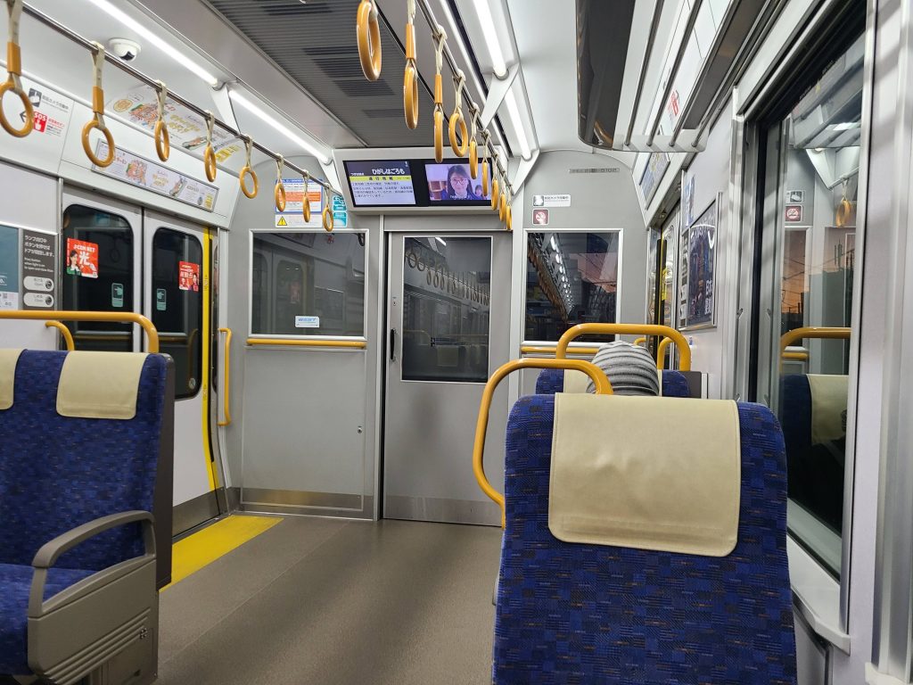 阪和線羽衣支線（225系5100番台）車内