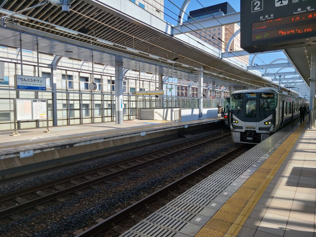 JR関西空港線 りんくうタウン駅に到着する関空快速