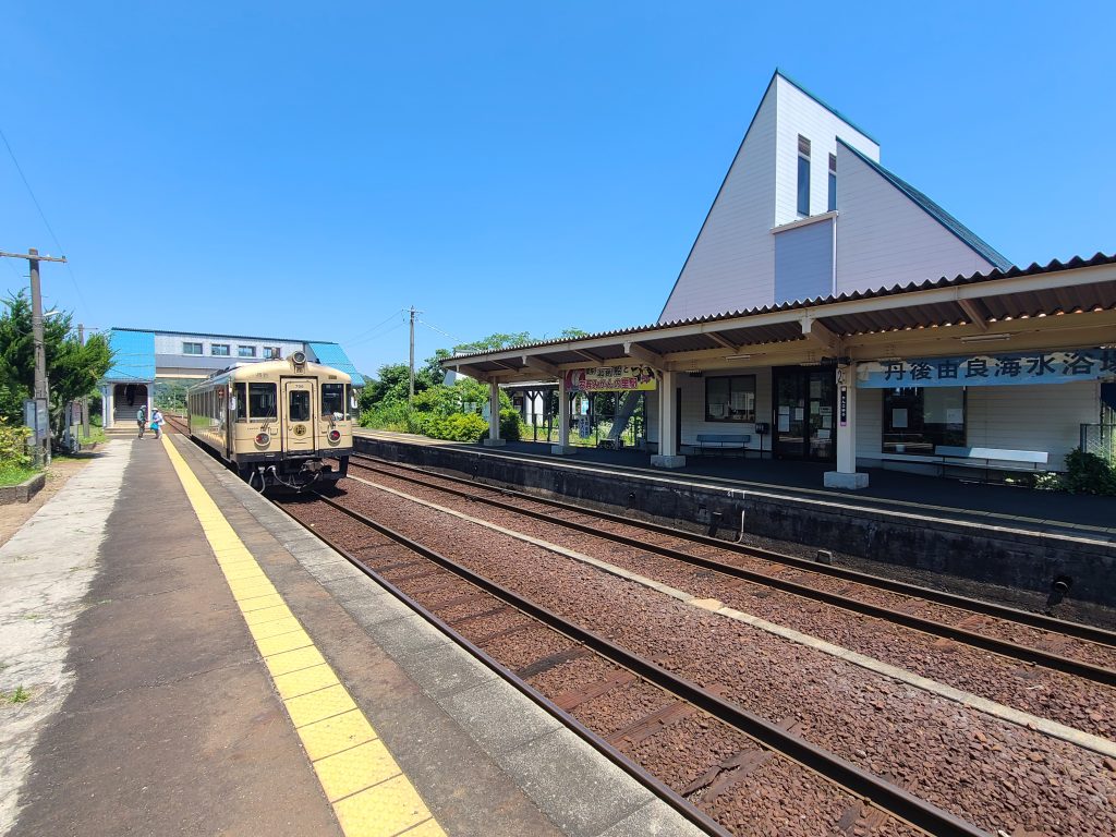 丹後由良駅に停車する網野ゆき列車
