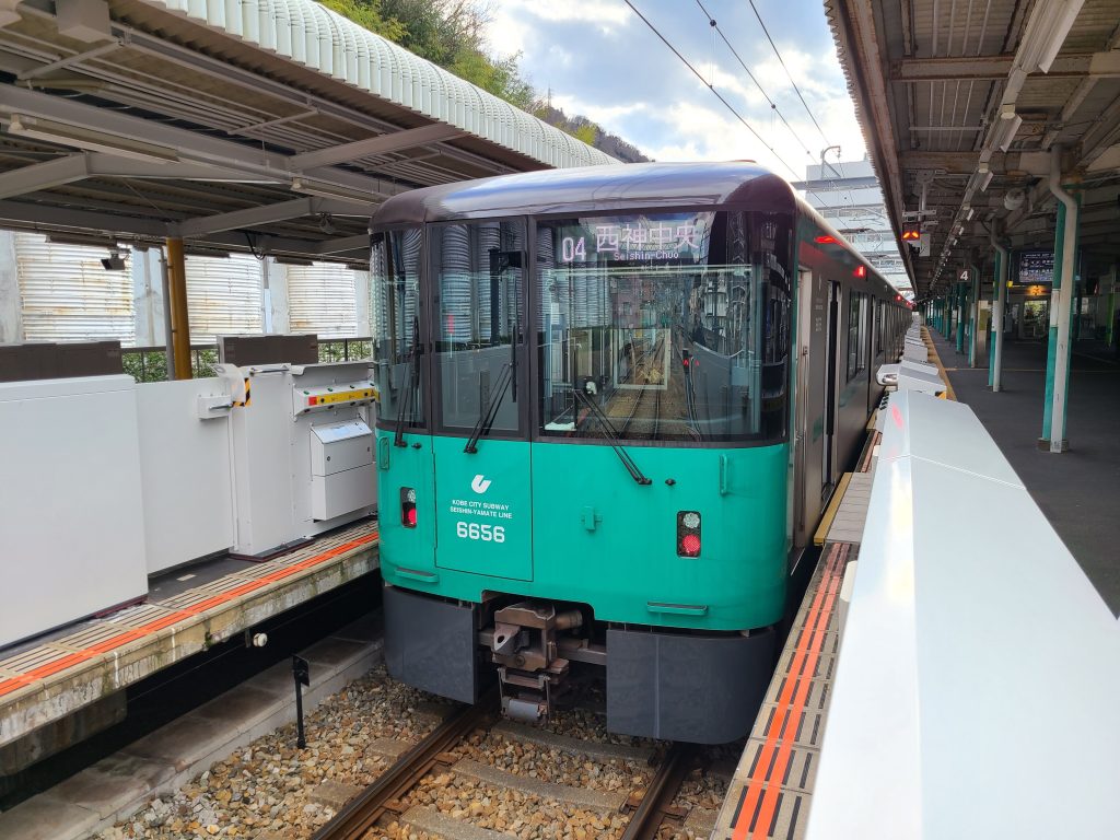 神戸市営地下鉄北神線谷上駅に停車する西神中央ゆき