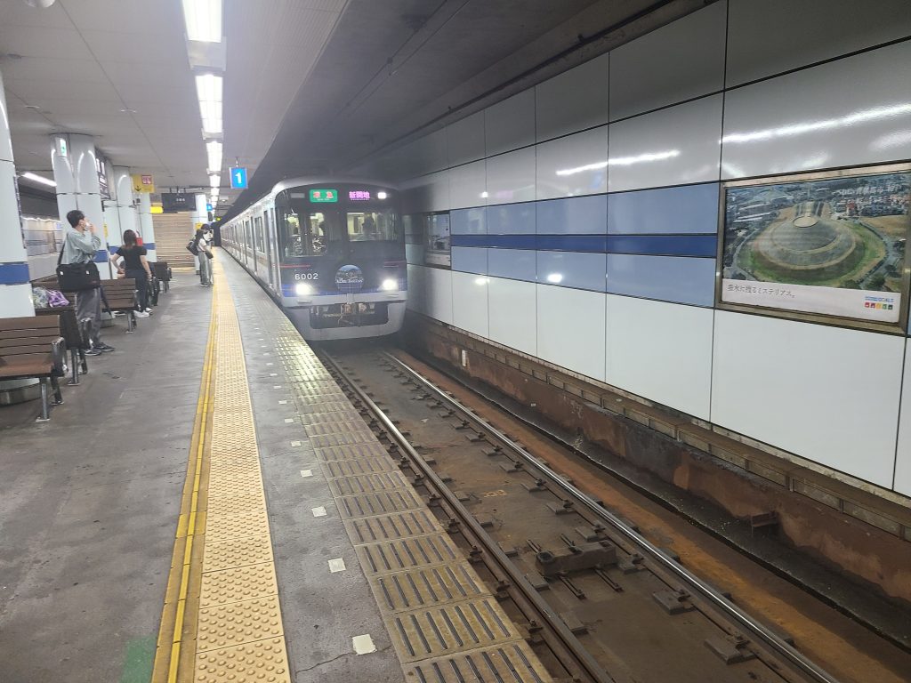 湊川駅に到着する新開地行きの列車