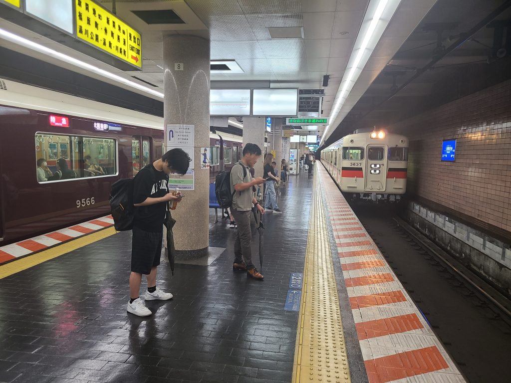 神戸高速鉄道新開地駅に到着する、山陽電車姫路行き普通列車