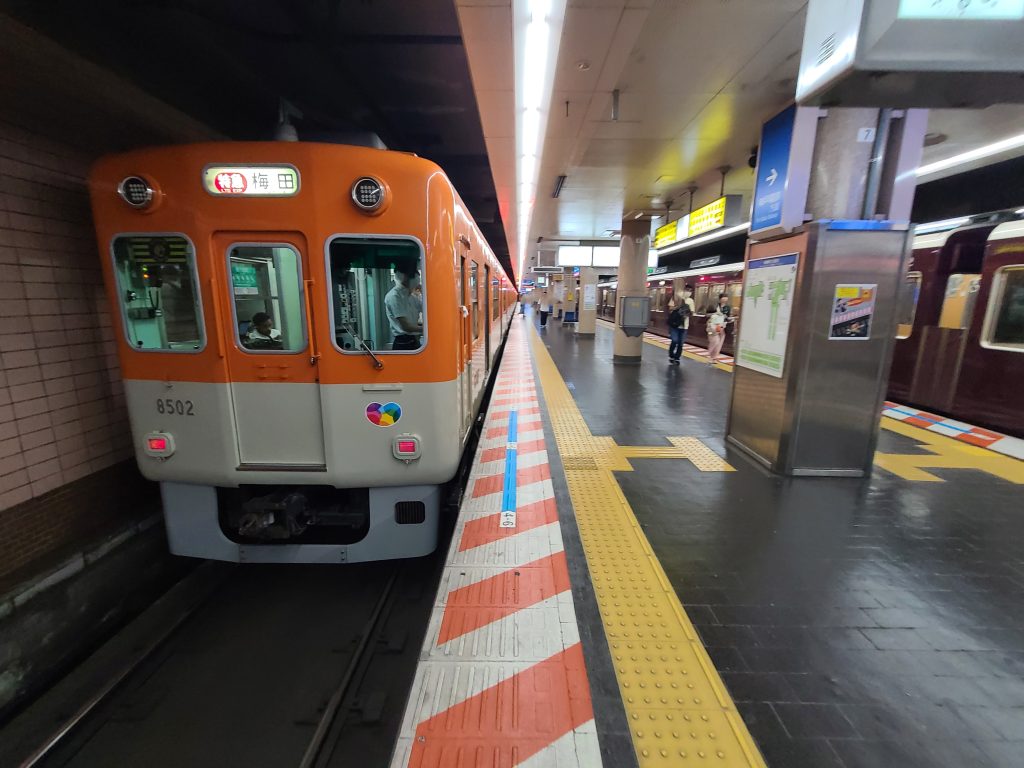 新開地駅の停車する特急：梅田ゆき