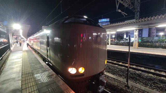 岡山駅に到着するサンライズ瀬戸号