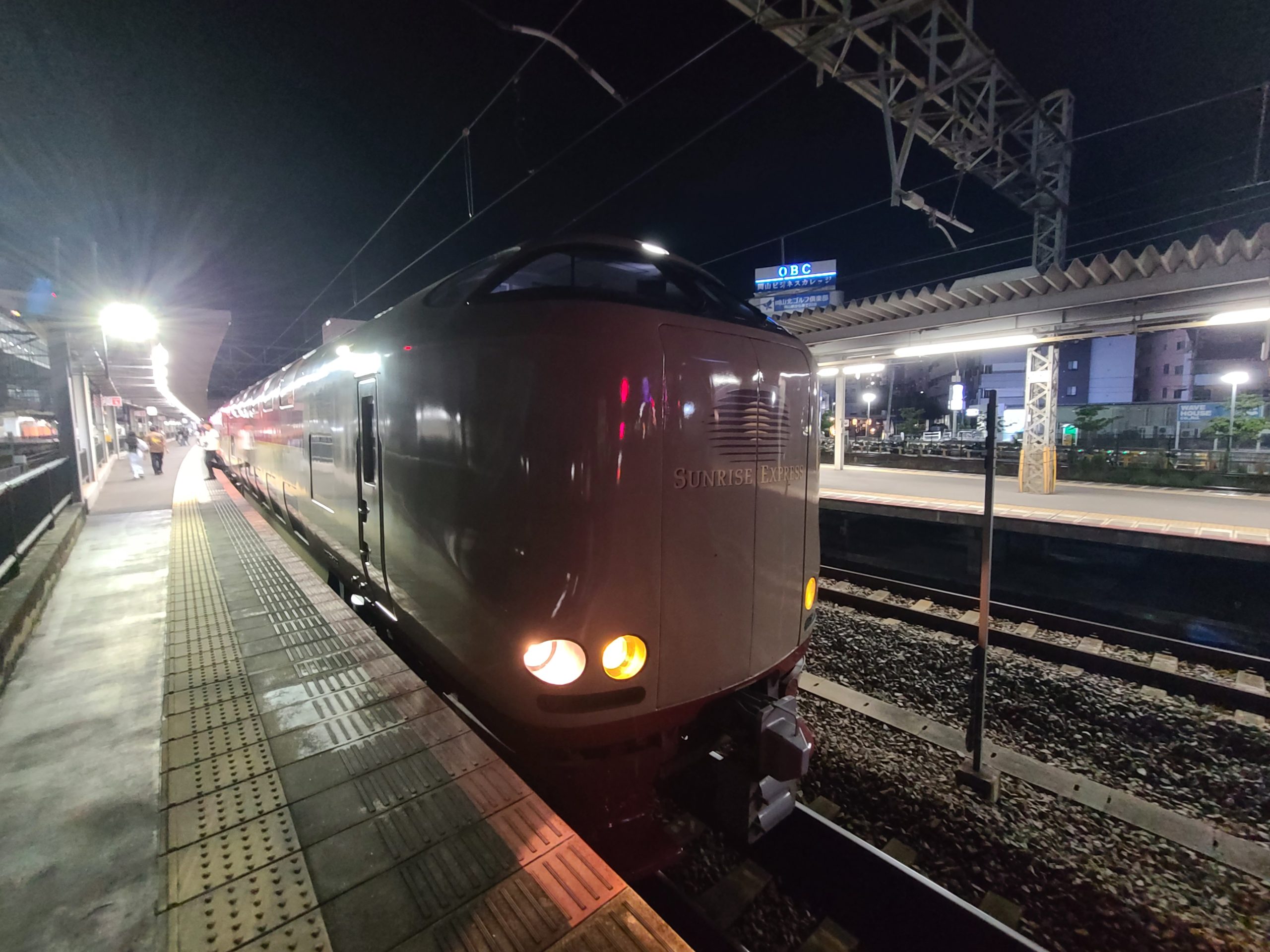 岡山駅に到着するサンライズ瀬戸号