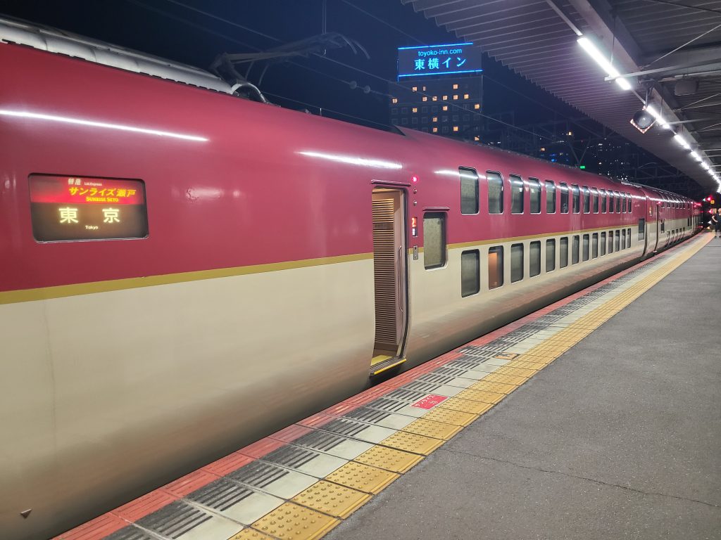 岡山駅に停車中のサンライズ瀬戸号