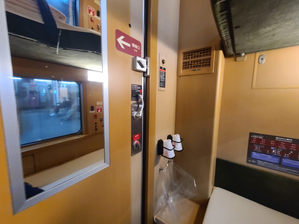 サンライズエクスプレスのシングルツイン出入口周辺