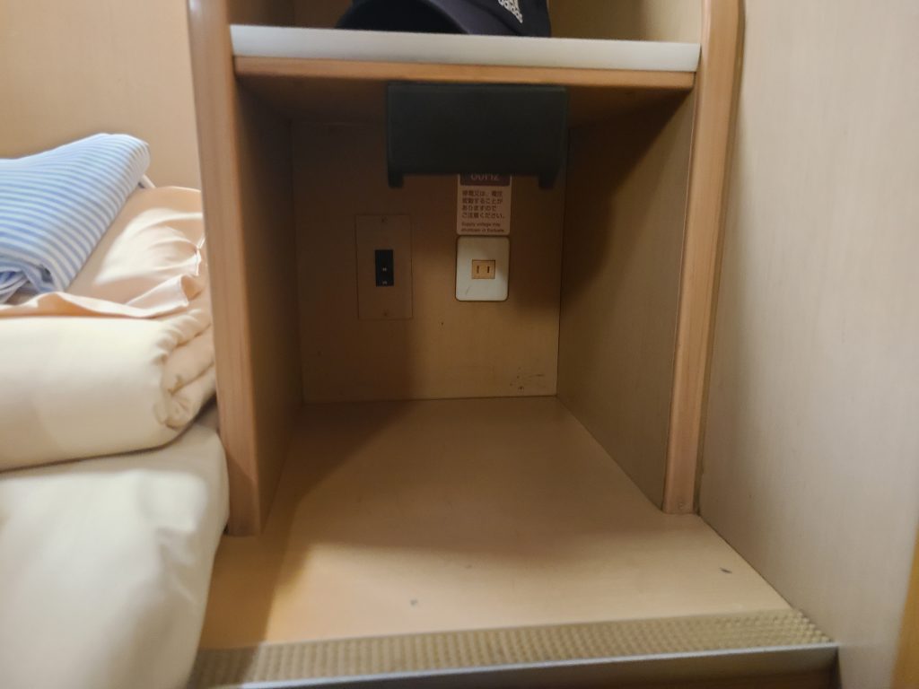 サンライズエクスプレスのシングルツイン室内のコンセント