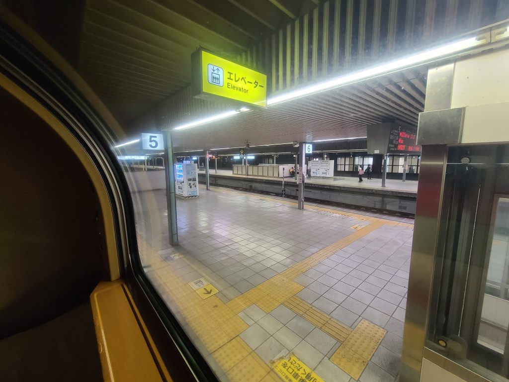 サンライズ車内からみた姫路駅構内