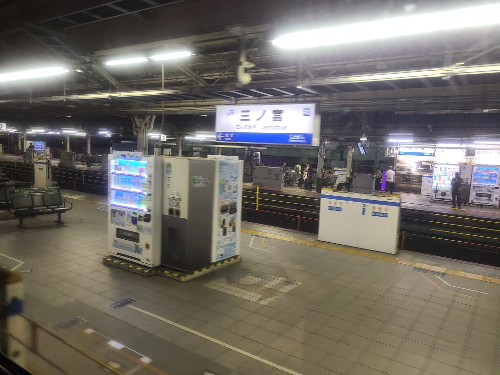 サンライズの車内からみた三ノ宮駅構内