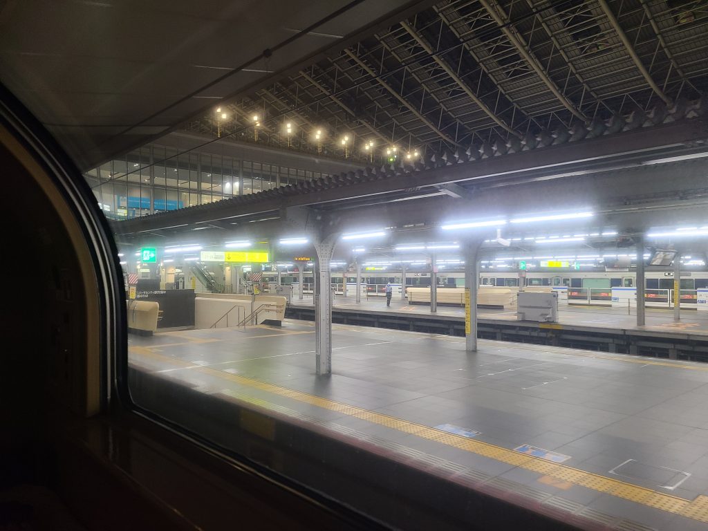 サンライズ車内からみた大阪駅