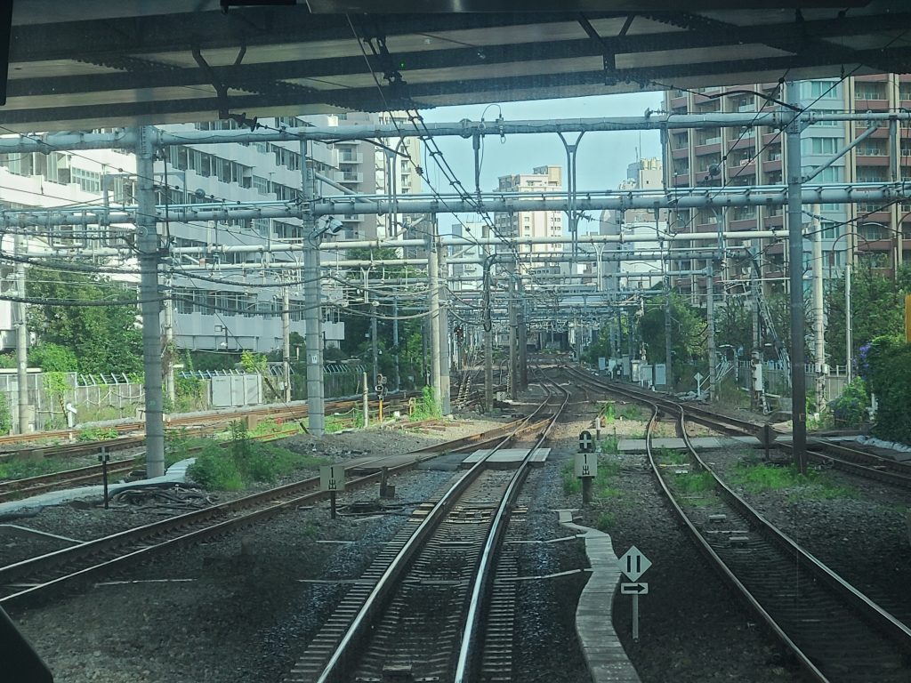 山手線大崎駅前面車窓