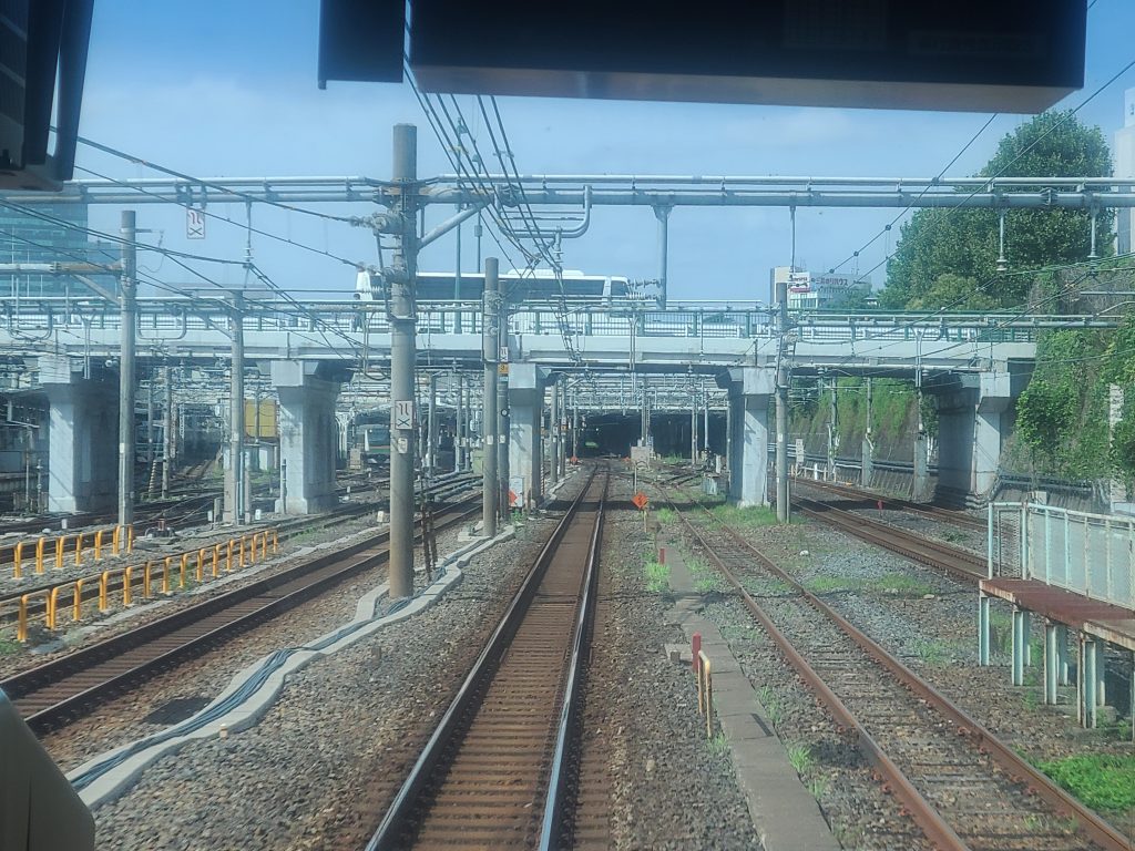 山手線上野駅到着直前の前面車窓