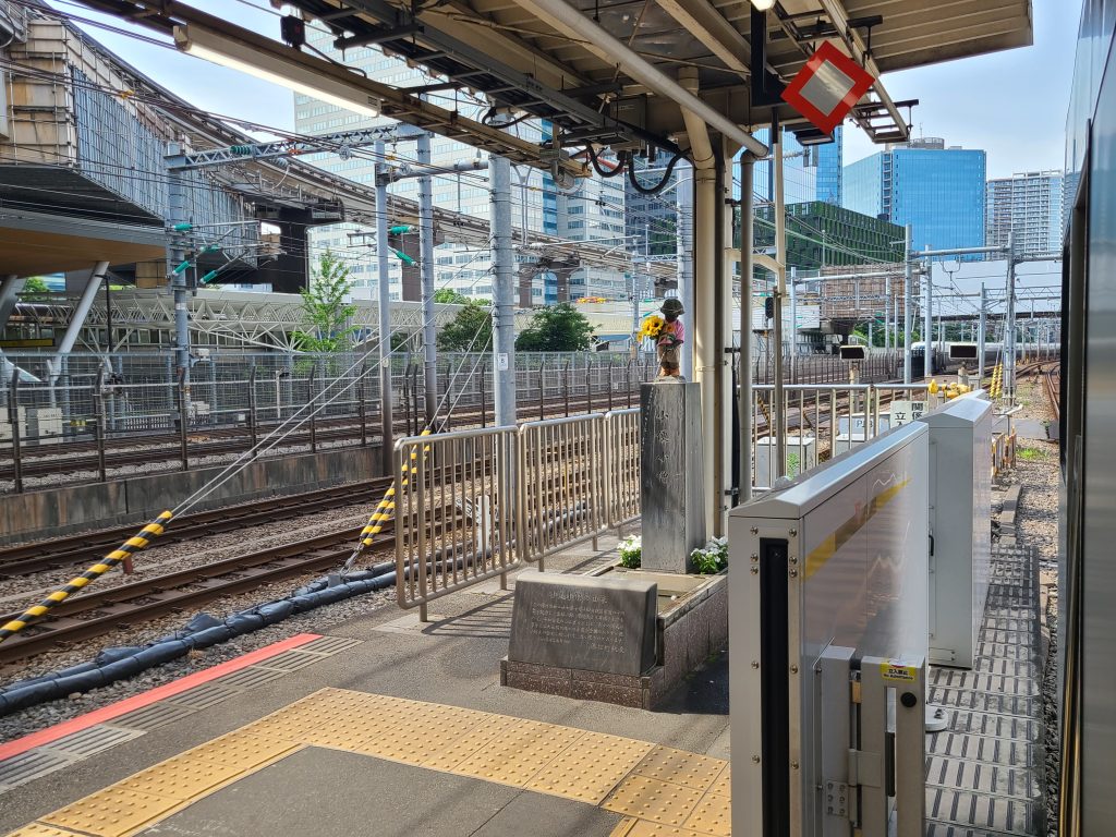 山手線ホームにある小便小僧