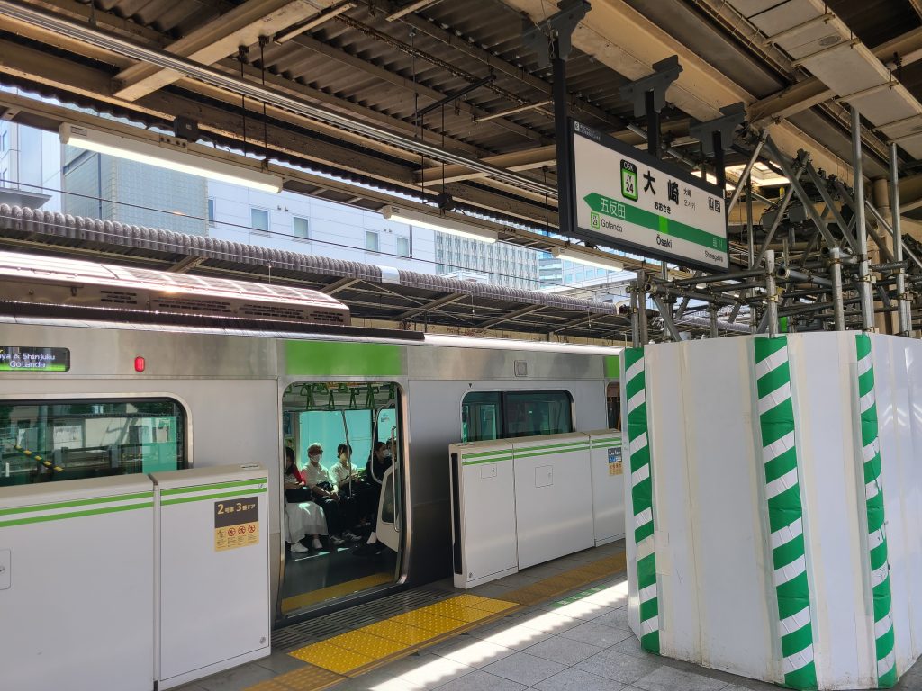 大崎駅に停車する山手線（外回り電車）
