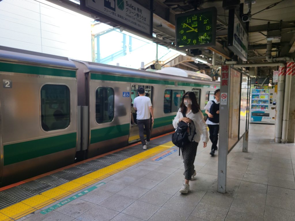 大崎駅に停車する埼京線列車