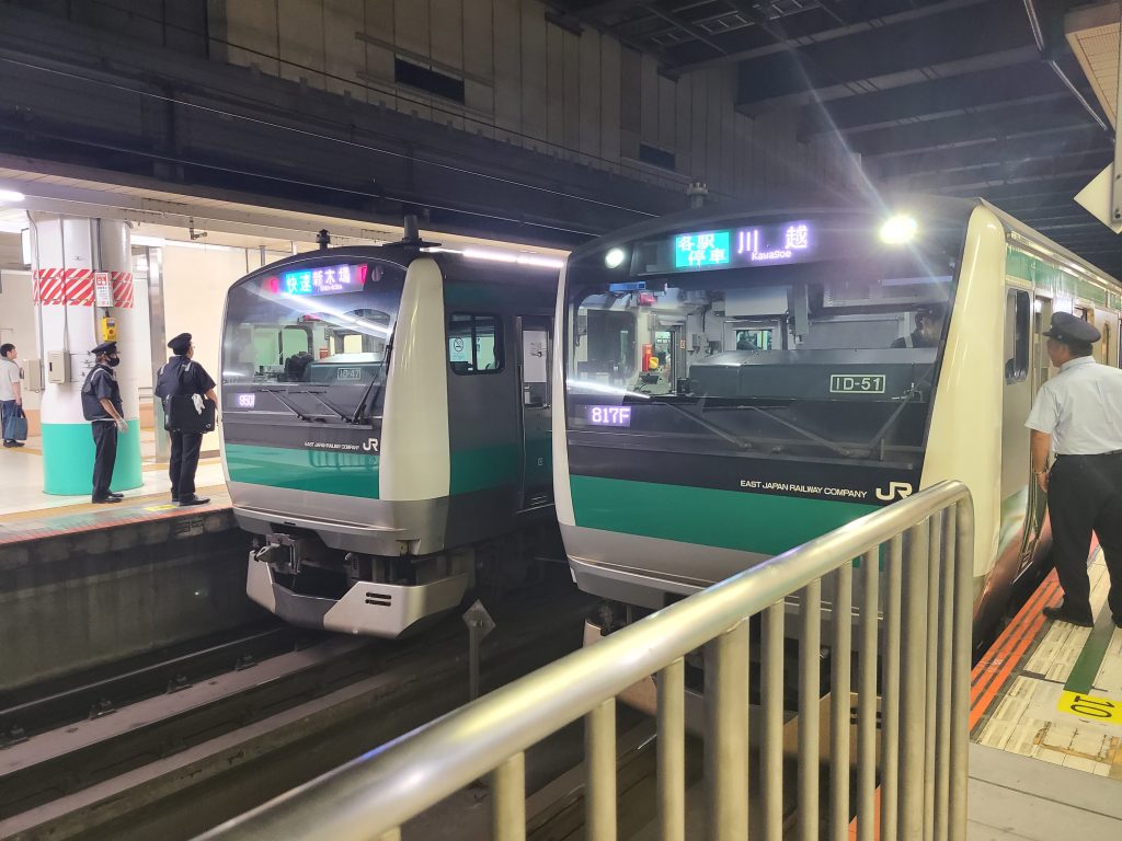 大宮駅で停車する埼京線電車