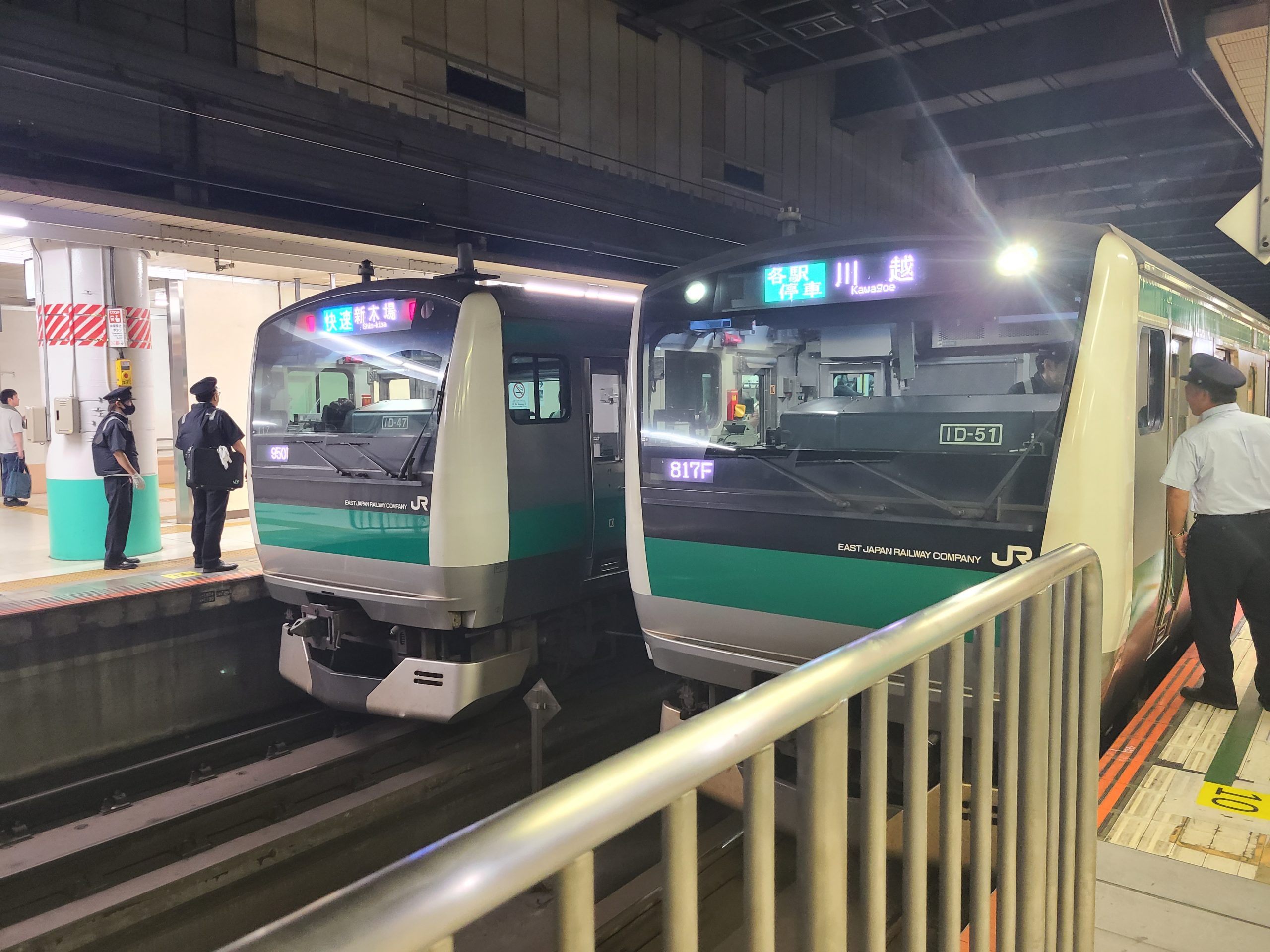 大宮駅で停車する埼京線電車