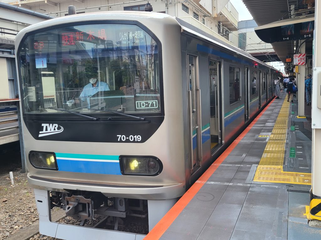 川越駅に停車する埼京線（臨海高速鉄道車両）新木場ゆき