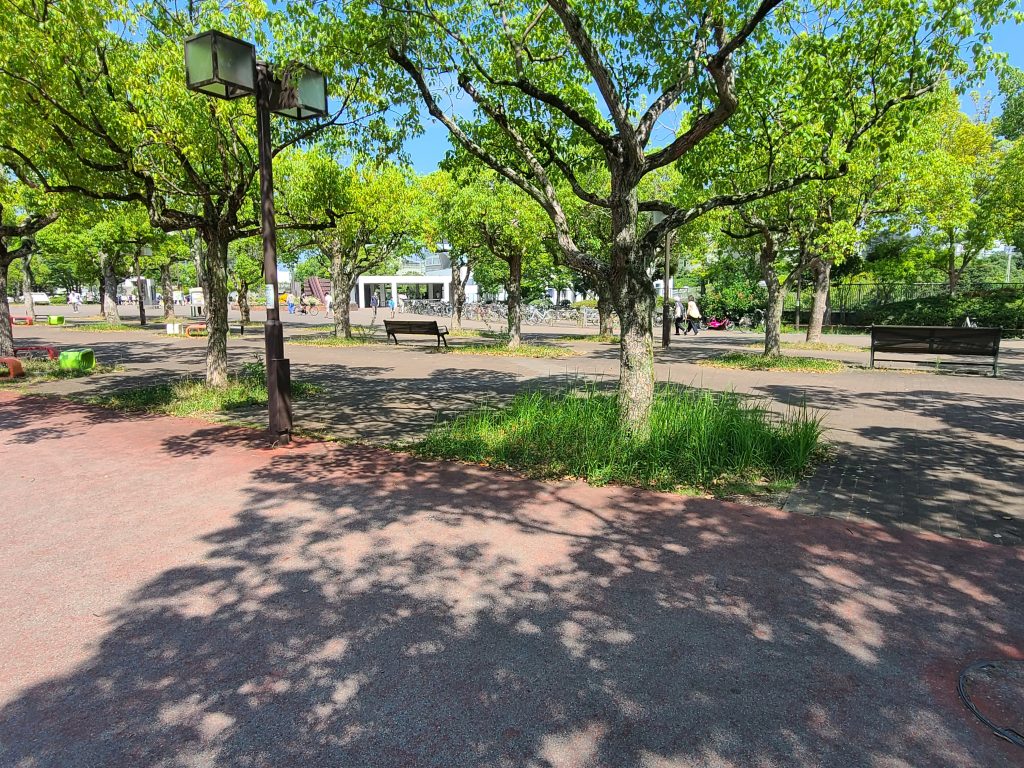 神戸市営地下鉄総合運動公園駅付近の広場