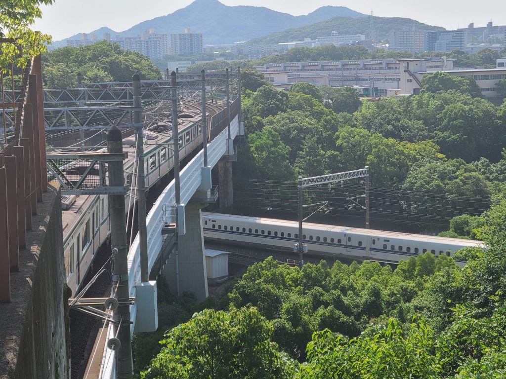 神戸市営地下鉄（名谷ー総合運動公園）の車窓　新幹線の交差シーン