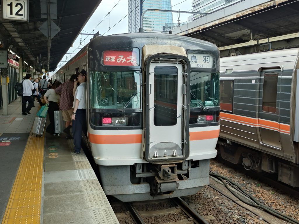 名古屋駅に停車する快速みえ3号
