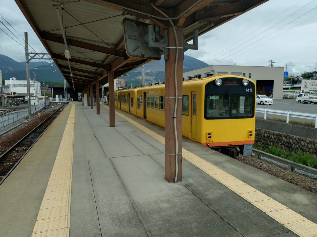 三岐鉄道北勢線阿下喜駅に停車する西桑名ゆき列車
