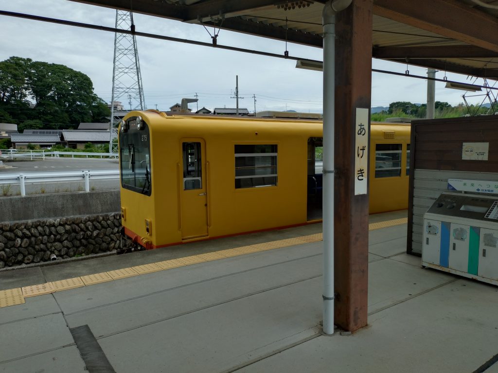 阿下喜駅に停車する三岐鉄道北勢線西桑名ゆき列車