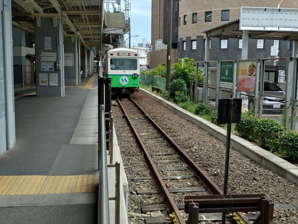 あすなろう四日市駅に停車する西日野ゆき列車