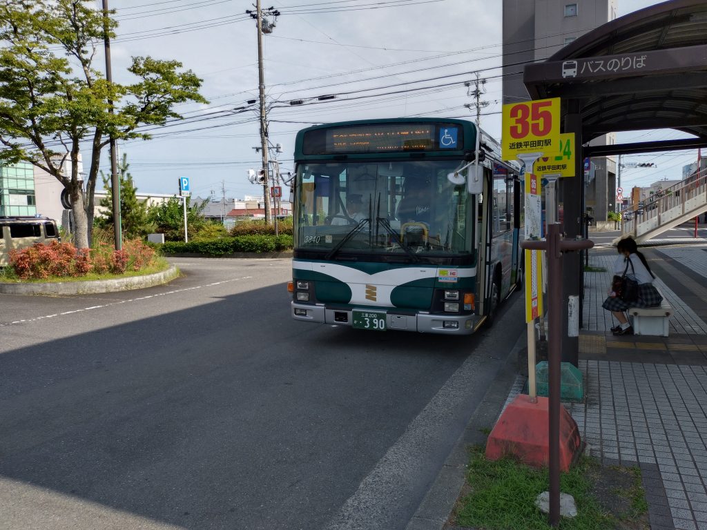 平田町駅に到着した三重交通バス