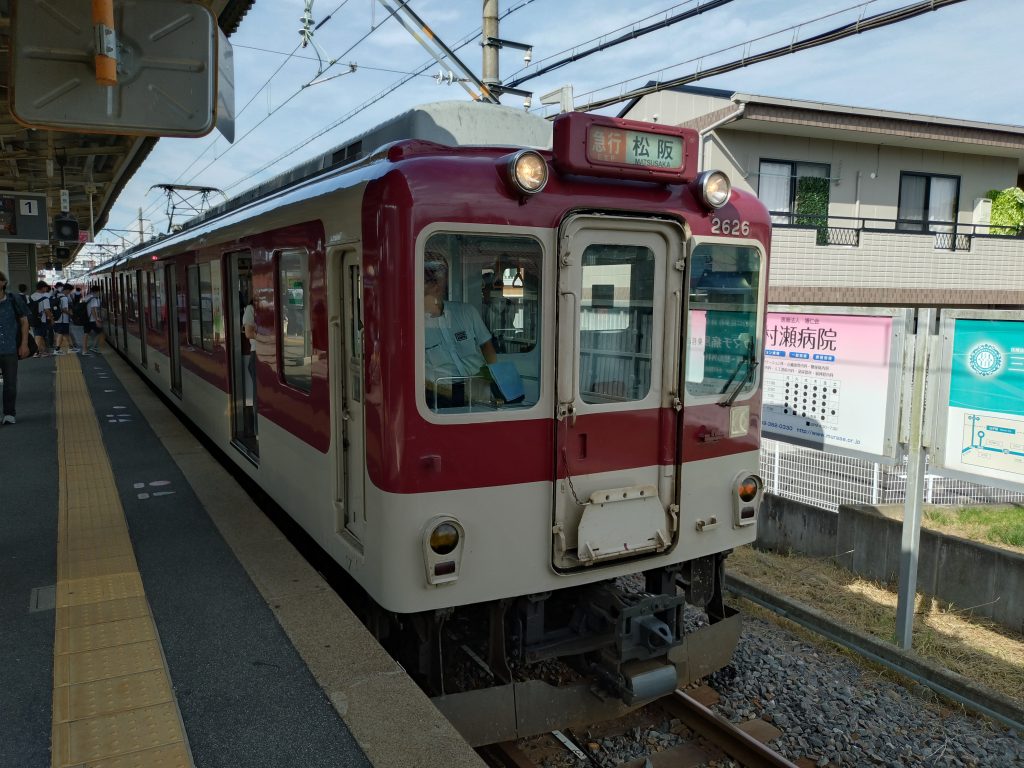 伊勢若松駅に停車する近鉄急行：松阪ゆき