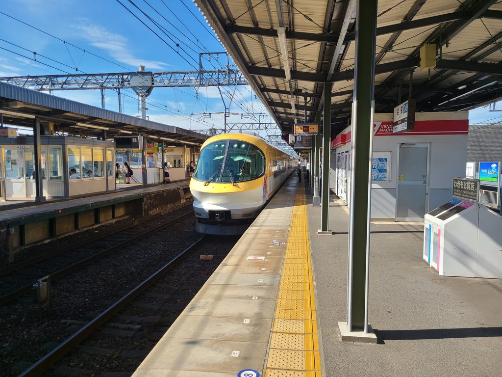 名張駅に到着する伊勢志摩ライナー京都ゆき
