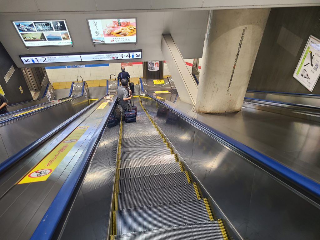 東京駅総武横須賀地下ホームへのエスカレーター