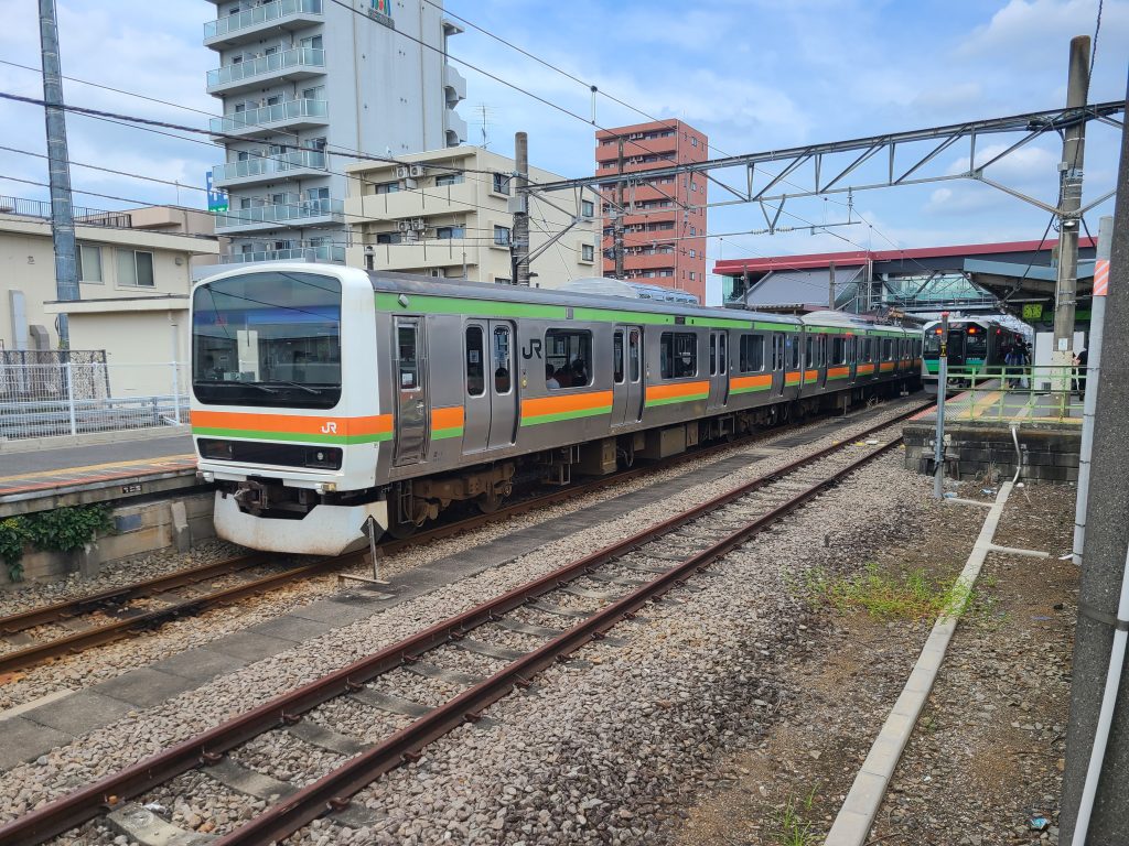 八高線高麗川駅に停車する