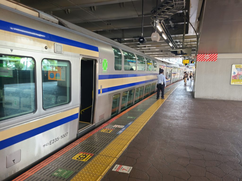 千葉駅に停車する総武・横須賀線快速逗子ゆき（グリーン車入口付近）