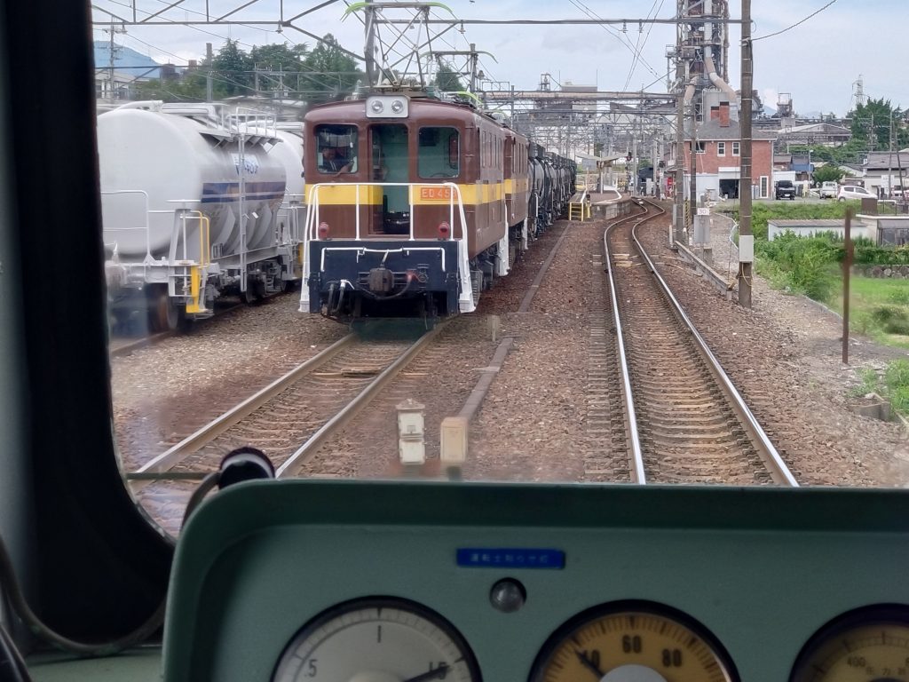 三岐鉄道三岐線東藤原駅に停車する貨物列車