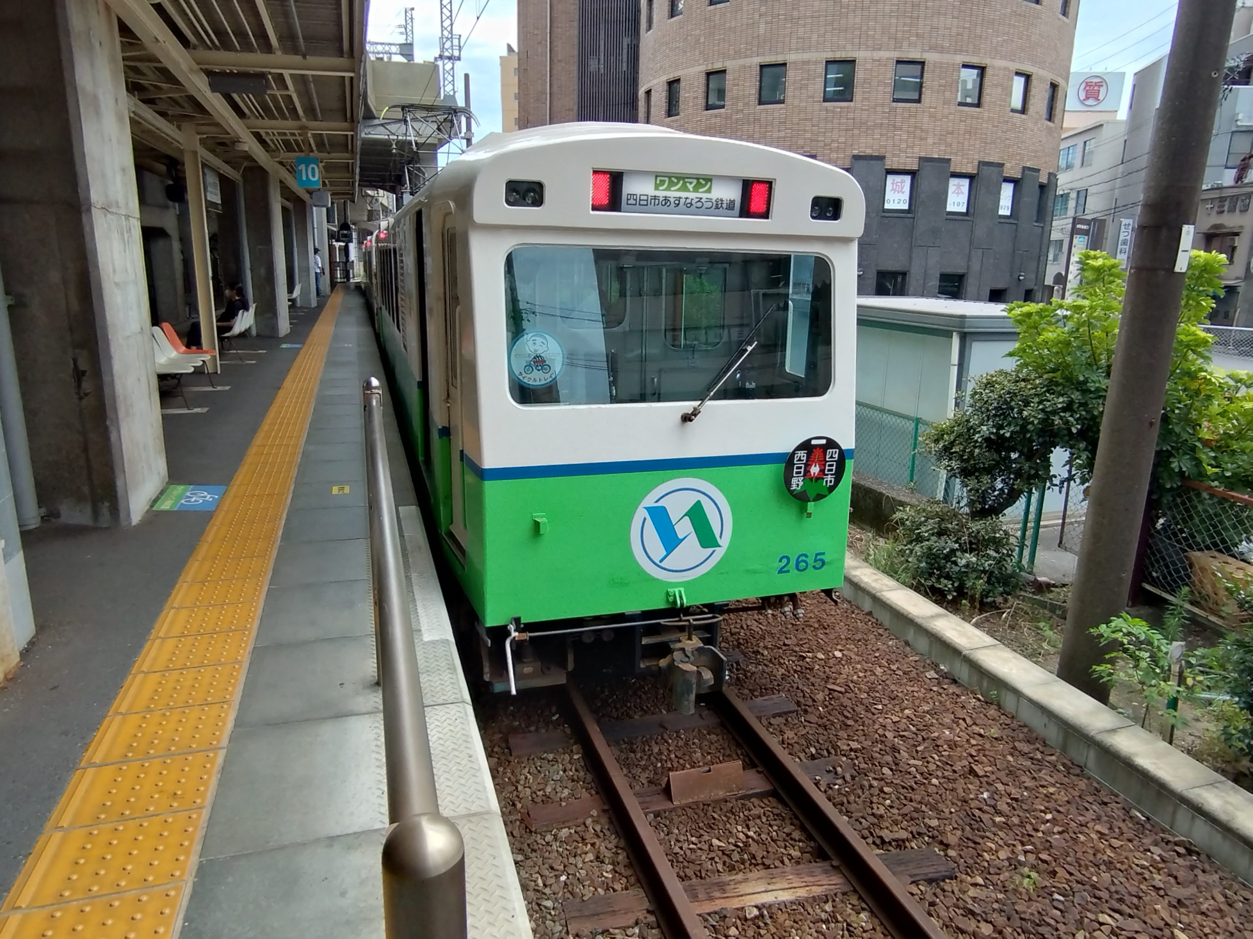 四日市あすなろう鉄道あすなろう四日市駅に停車する西日野ゆき列車