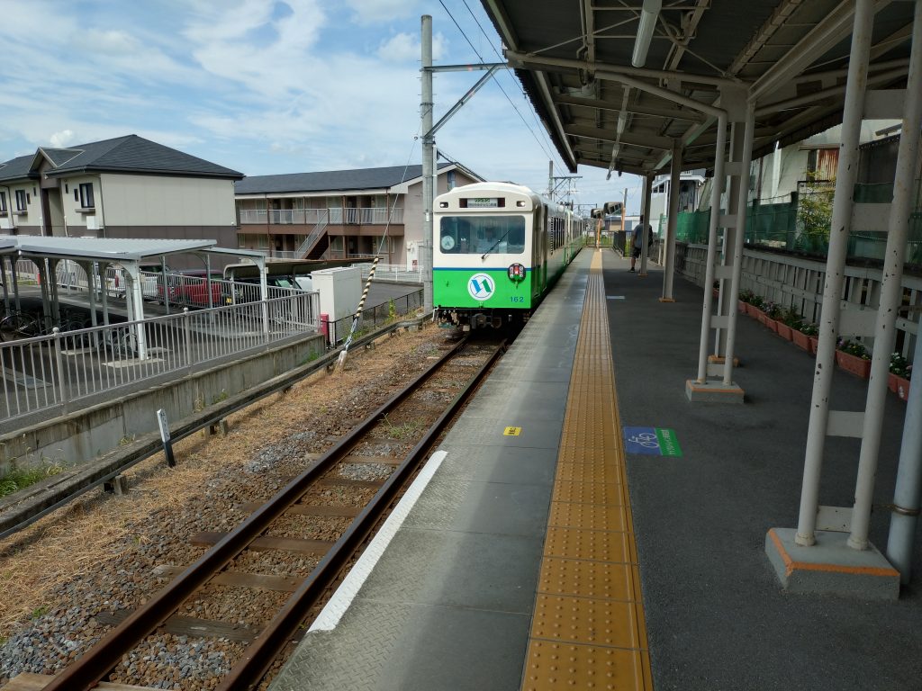 西日野駅に到着するあすなろう四日市ゆき列車