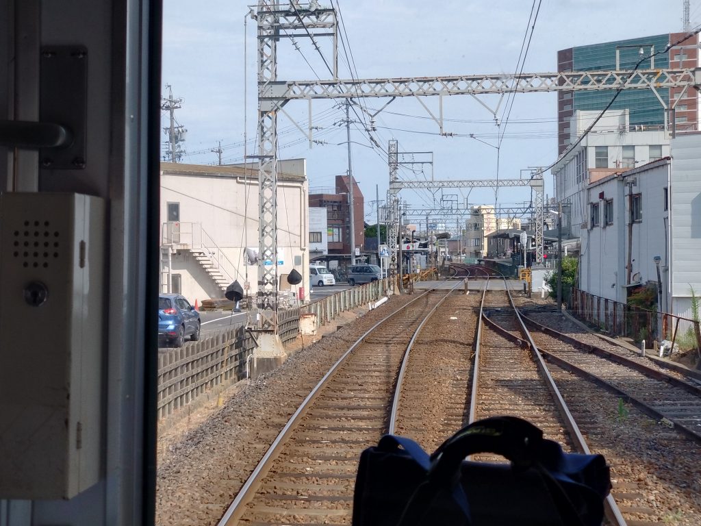 近鉄鈴鹿線鈴鹿市駅直前の車窓
