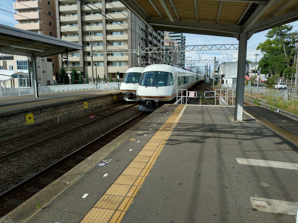 白子駅に到着するアーバンライナー大阪難波ゆき（左側に名古屋行きアーバンライナー）