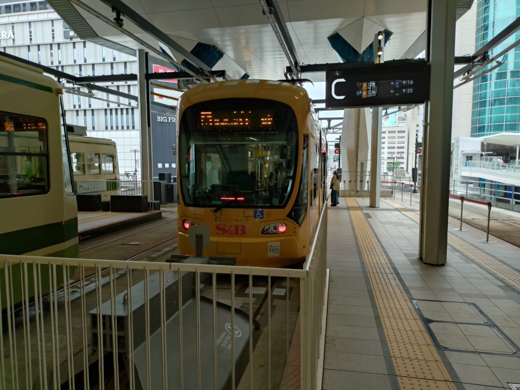広島電鉄広島駅の停車する江波ゆき電車