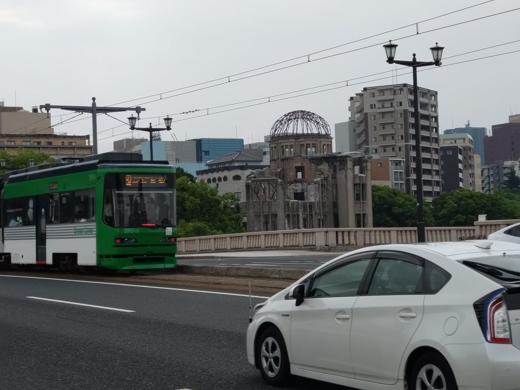 原爆ドーム前の相生橋を渡る広島電鉄車両
