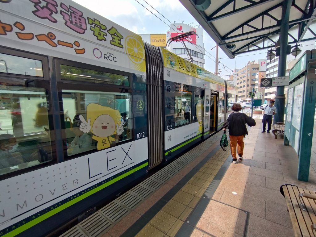 横川駅に停車する広島電鉄広島港ゆき