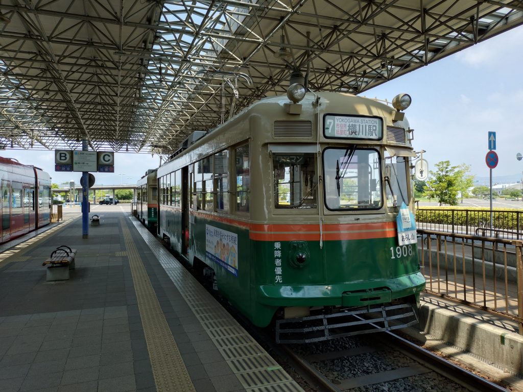 広島港に停車する1900系横川ゆき