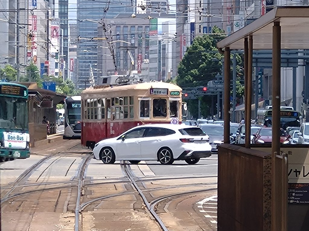 広島電鉄紙屋町東を走行する。広島電鉄602系
