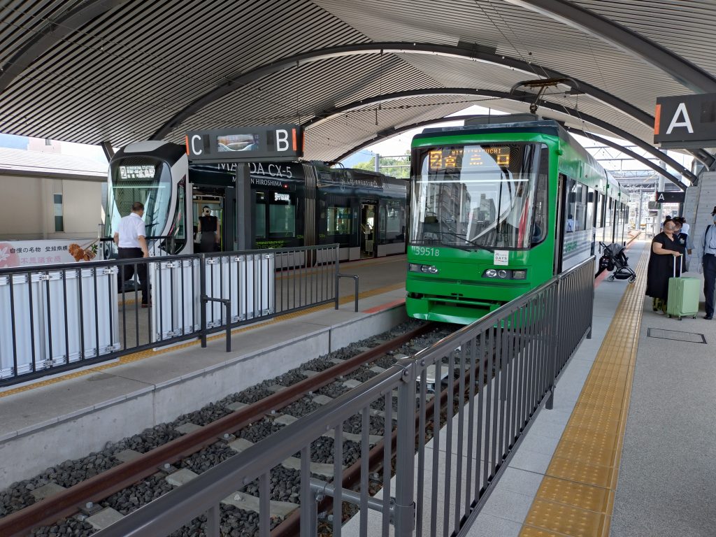 広島電鉄宮島口駅列車