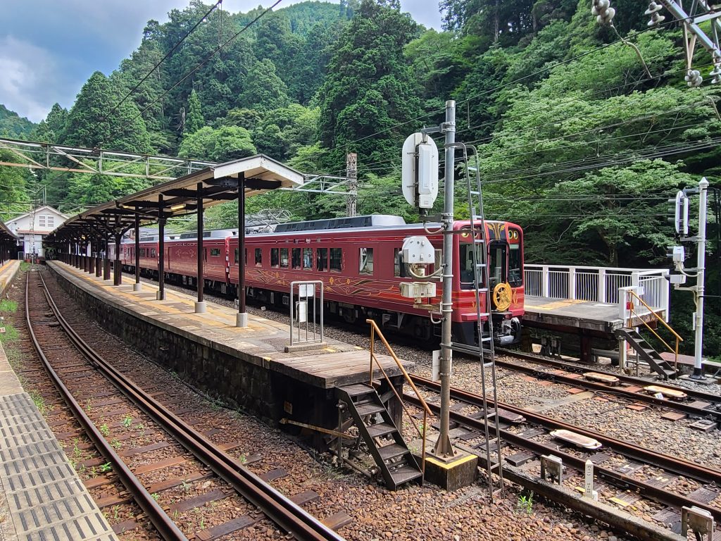 極楽橋駅に停車するグラン天空なんばゆき先頭車から